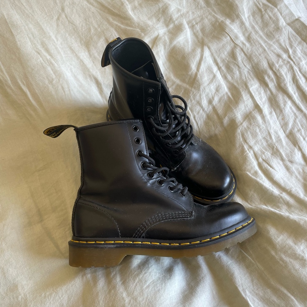 LIKE NEW // DR MARTENS 1460 smooth letter boots